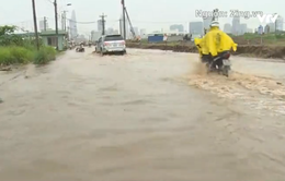 Đường TP.HCM ngập trong biển nước sau cơn mưa lớn