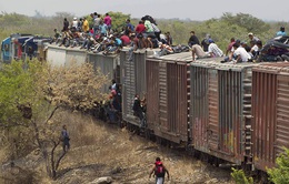 Lượng người nhập cư bất hợp pháp từ Mexico vào Mỹ tăng vọt