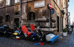 Thích thú với dàn xe Lego phóng to đổ bộ thành Rome
