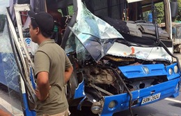 Xe tải dìu xe khách mất phanh đổ đèo thoát tai nạn thảm khốc