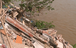 Sông Hồng sạt lở nghiêm trọng, một nhà dân bị cuốn trôi