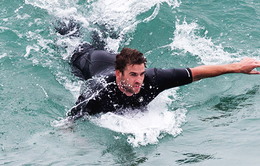 Đam mê lướt sóng, Liam Hemsworth sẵn sàng từ bỏ diễn xuất