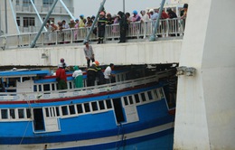 Cứu hộ thành công tàu cá mắc kẹt dưới gầm cầu Lê Hồng Phong