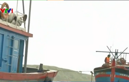 Bình Định: Lai dắt thành công một tàu cá bị nạn