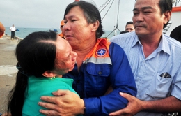 Rơi nước mắt cảnh đón 34 ngư dân bị đâm chìm tàu cá ở Hoàng Sa
