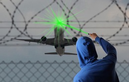 Scotland bắt giữ 5 người chiếu tia laser vào máy bay