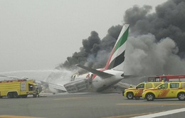 Máy bay Emirates chở gần 300 người bất ngờ bốc cháy ngùn ngụt