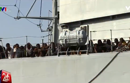 Hơn 100 người di cư trên chiếc thuyền đủ chỗ cho... 10 người