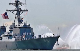 Tàu hải quân Iran áp sát tàu khu trục Mỹ
