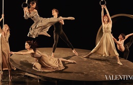 Ngắm dàn chân dài của Valentino biến hóa thành các vũ công