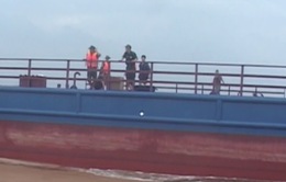 Tàu hàng kéo theo xà lan trôi dạt trên biển Quảng Trị