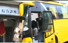 Xe bus đâm vào nhà tại Trung Quốc, 32 người bị thương
