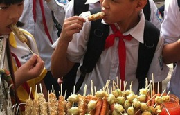 Cao Bằng: Ăn xúc xích nướng ở cổng trường, 10 học sinh ngộ độc
