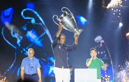 Ảnh: Cúp bạc UEFA Champions League và Clarence Seedorf ở Hà Nội