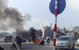 Hà Nội: Xe máy bất ngờ bốc cháy ngùn ngụt trên phố