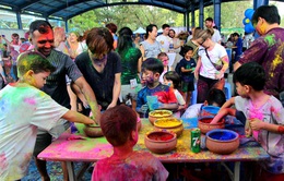 Giới trẻ hăng say hòa mình vào lễ hội sắc màu Ấn Độ tại Hà Nội