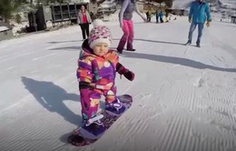 Cô bé Mỹ học trượt tuyết khi chưa tròn 1 tuổi