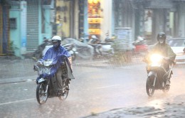Bão số 12 gây mưa lớn ở các tỉnh Nam Trung Bộ, nhiều nhà bị tốc mái