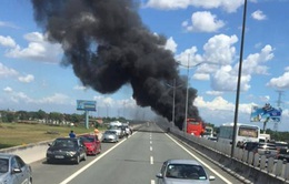 Xe khách bất ngờ bốc cháy trên cao tốc TP.HCM - Trung Lương
