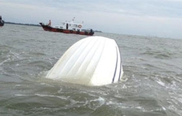 Ca nô chở 14 người chìm giữa biển Kiên Giang