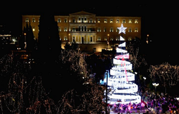 Thắp sáng cây thông Noel trong mùa Giáng sinh trên khắp thế giới