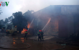 Cháy lớn tại kho chứa nông sản ở Bình Định