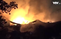 TP.HCM: Trắng đêm cứu hộ vụ cháy kho hàng lớn tại quận 4
