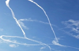 Mỹ: Đình chỉ phi công vẽ hình nhạy cảm trên bầu trời