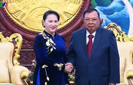 Chủ tịch Quốc hội Nguyễn Thị Kim Ngân chào xã giao Tổng Bí thư Lào