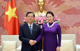 Chủ tịch Quốc hội tiếp Đoàn Ủy ban Hòa bình và Đoàn kết Lào
