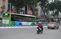 Bắt đầu lắp dải phân cách ưu tiên buýt nhanh ở Hà Nội