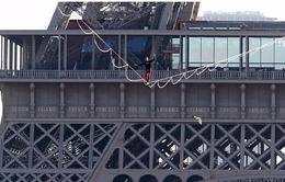 “Thót tim” với màn đu dây qua tháp Eiffel