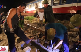Hàng trăm công nhân trắng đêm thông tuyến đường sắt Bắc Nam sau tai nạn