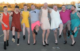 Đàn ông Mỹ đi giày cao gót tham gia sự kiện gây quỹ