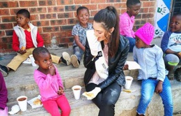 Hoa hậu Nam Phi gây phẫn nộ khi đeo găng tay gặp trẻ nhiễm HIV