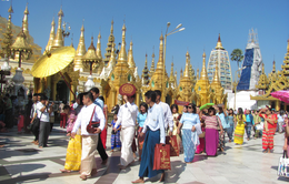 Lễ Tắm Phật và nghi lễ cầu may mắn tại các chùa ở Myanmar