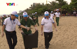Bộ GD&ĐT phối hợp với Nghệ An ra quân làm sạch biển Cửa Lò