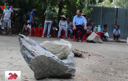 Bà Rịa - Vũng Tàu: Người dân đem đá chặn xe tải cày nát đường