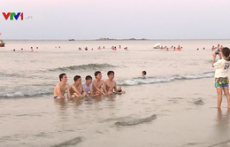 Nắng nóng, người dân miền Trung đổ xô ra biển giải nhiệt