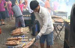 Đổ xô mua cá lóc nướng ngày vía Thần Tài tại TP.HCM