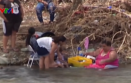 Người dân Puerto Rico tắm giặt ngoài sông vì các dịch vụ chưa hoạt động trở lại sau bão