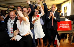 Người Pháp ăn mừng chiến thắng của Tổng thống đắc cử trẻ nhất lịch sử