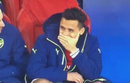 Chứng kiến "thảm kịch", sao Arsenal vẫn vô tư cười tươi rói trên khán đài