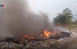 Chưa xử lý được nạn đốt trộm rác thải ở làng quê