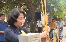 Phó Chủ tịch nước Đặng Thị Ngọc Thịnh dâng hương tại một số di tích của tỉnh Hưng Yên
