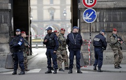 Pháp tăng cường an ninh sau vụ nổ súng