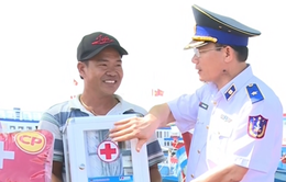 Cảnh sát biển phát thuốc miễn phí cho ngư dân đảo Phú Quý