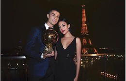 Giành Quả bóng vàng, C.Ronaldo lại được bạn gái xinh đẹp "tỏ tình"