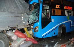 Tông xe liên hoàn tại Tiền Giang, 13 người thương vong