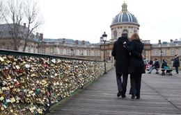Paris bán khóa "tình yêu" lấy tiền làm từ thiện